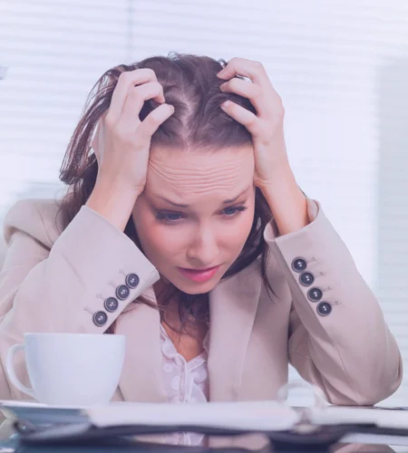 Женщина испытывает стресс на работе